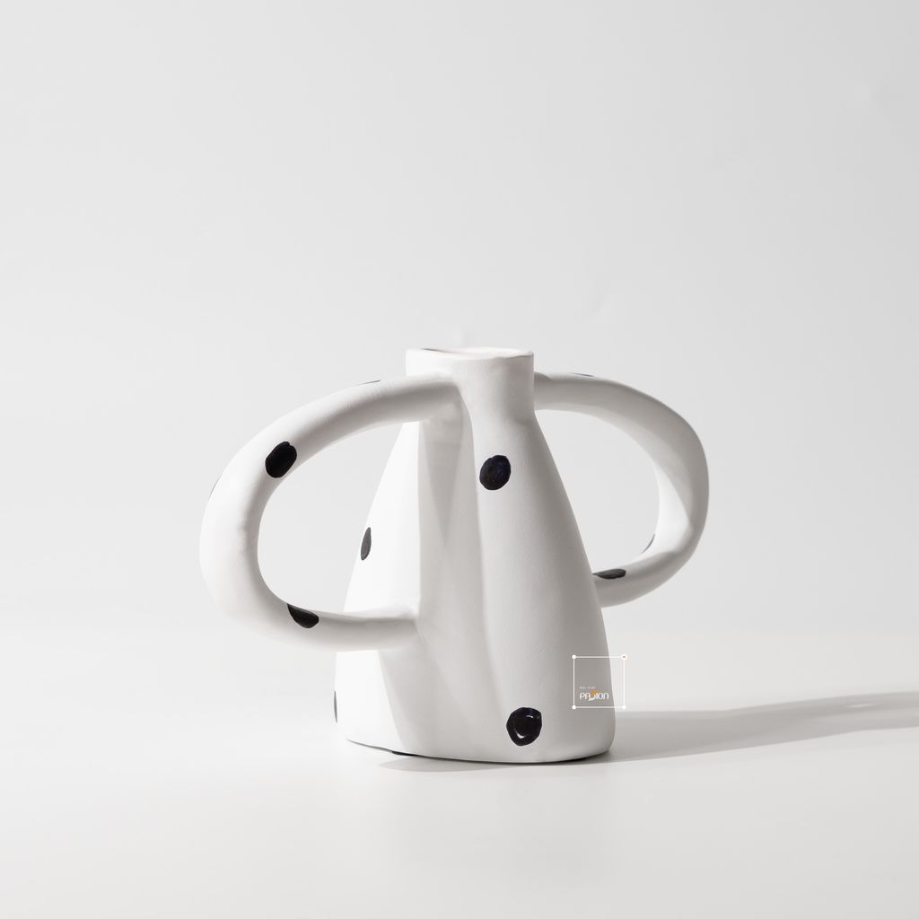 Bình Hoa Gốm Chấm Bi Đen Trắng Có Quai Cầm Bắc Âu