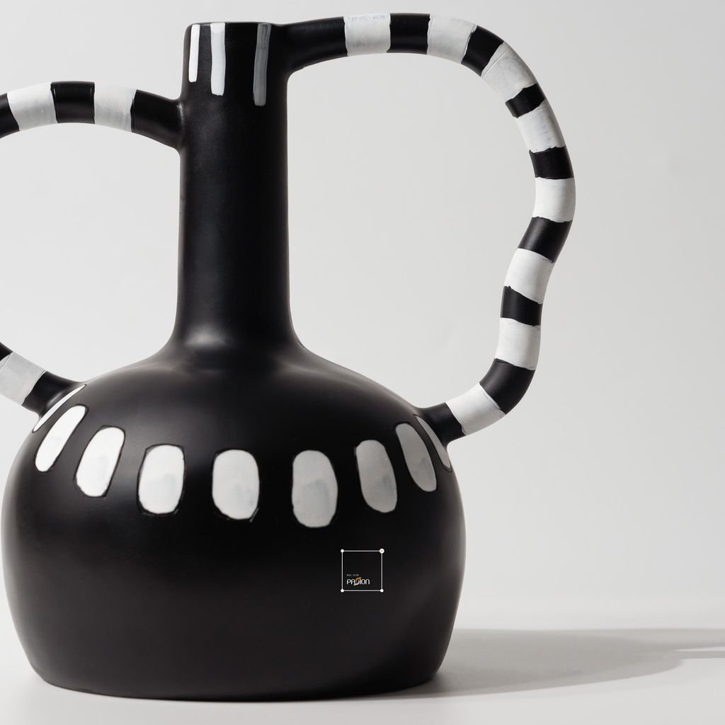 Bình Hoa Gốm Chấm Bi Đen Trắng Có Quai Cầm Bắc Âu