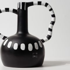 Bình Hoa Gốm Chấm Bi Đen Trắng Có Quai Cầm Bắc Âu