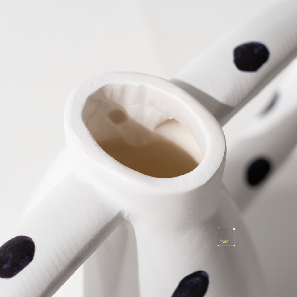 Bình Hoa Gốm Chấm Bi Đen Trắng Có Quai Cầm Bắc Âu