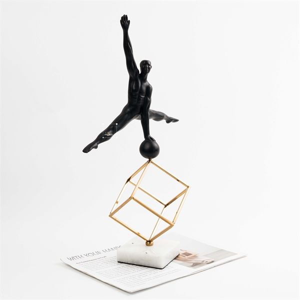 Tượng Trang Trí Hình Người Nhảy Cao Đế Cẩm Thạch