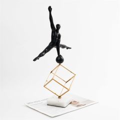 Tượng Trang Trí Hình Người Nhảy Cao Đế Cẩm Thạch