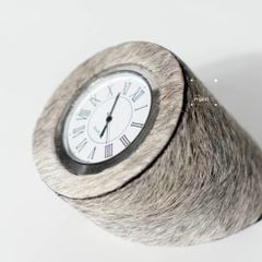 Đồng Hồ Để Bàn Trang Trí Phối Lông Ngựa Sang Trọng