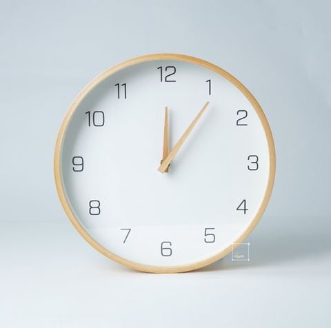 Đồng Hồ Treo Tường Khung Gỗ Vàng Mặt Kính Dày