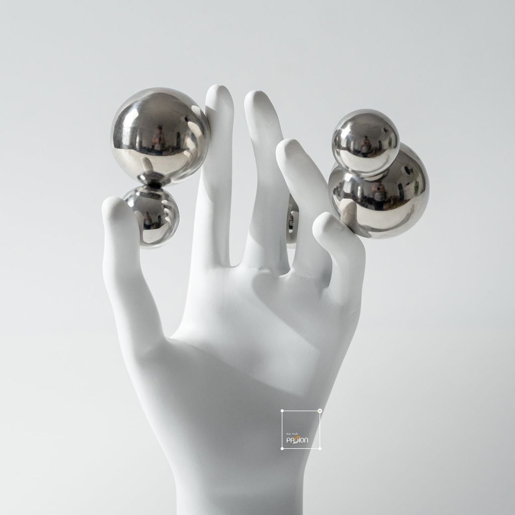 Tượng Bàn Tay Phối Khối Bạc Tròn Sáng Tạo