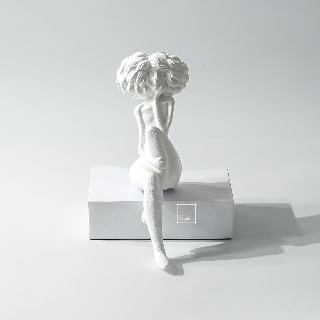 Tượng Cô Gái Tóc Rối Ngồi Suy Tư