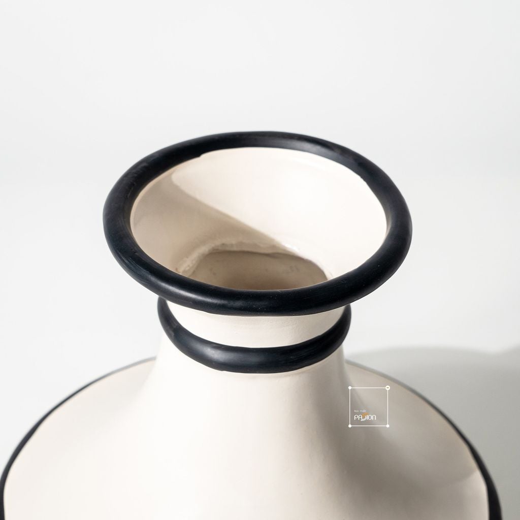 Bình Hoa Gốm Kiểu Pháp Phối Vòng Đen Sang Trọng