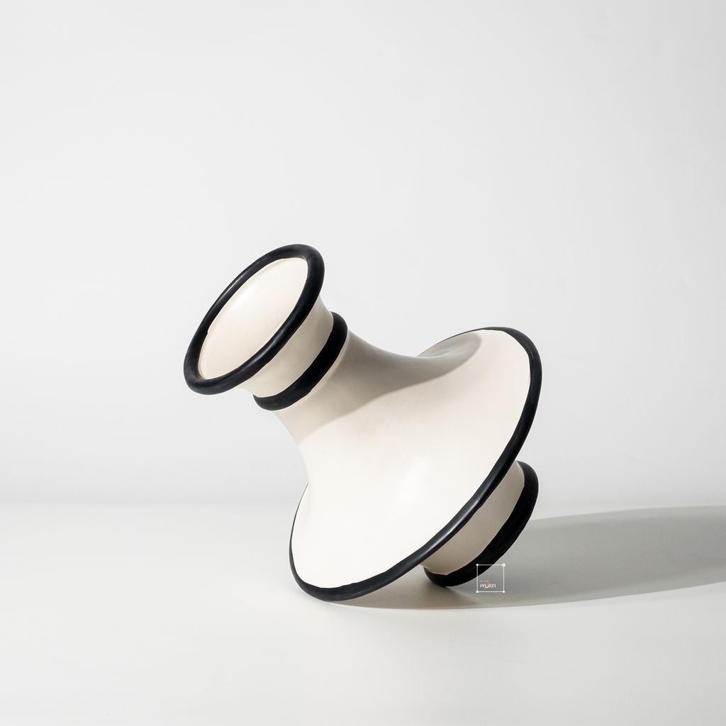 Bình Hoa Gốm Kiểu Pháp Phối Vòng Đen Sang Trọng