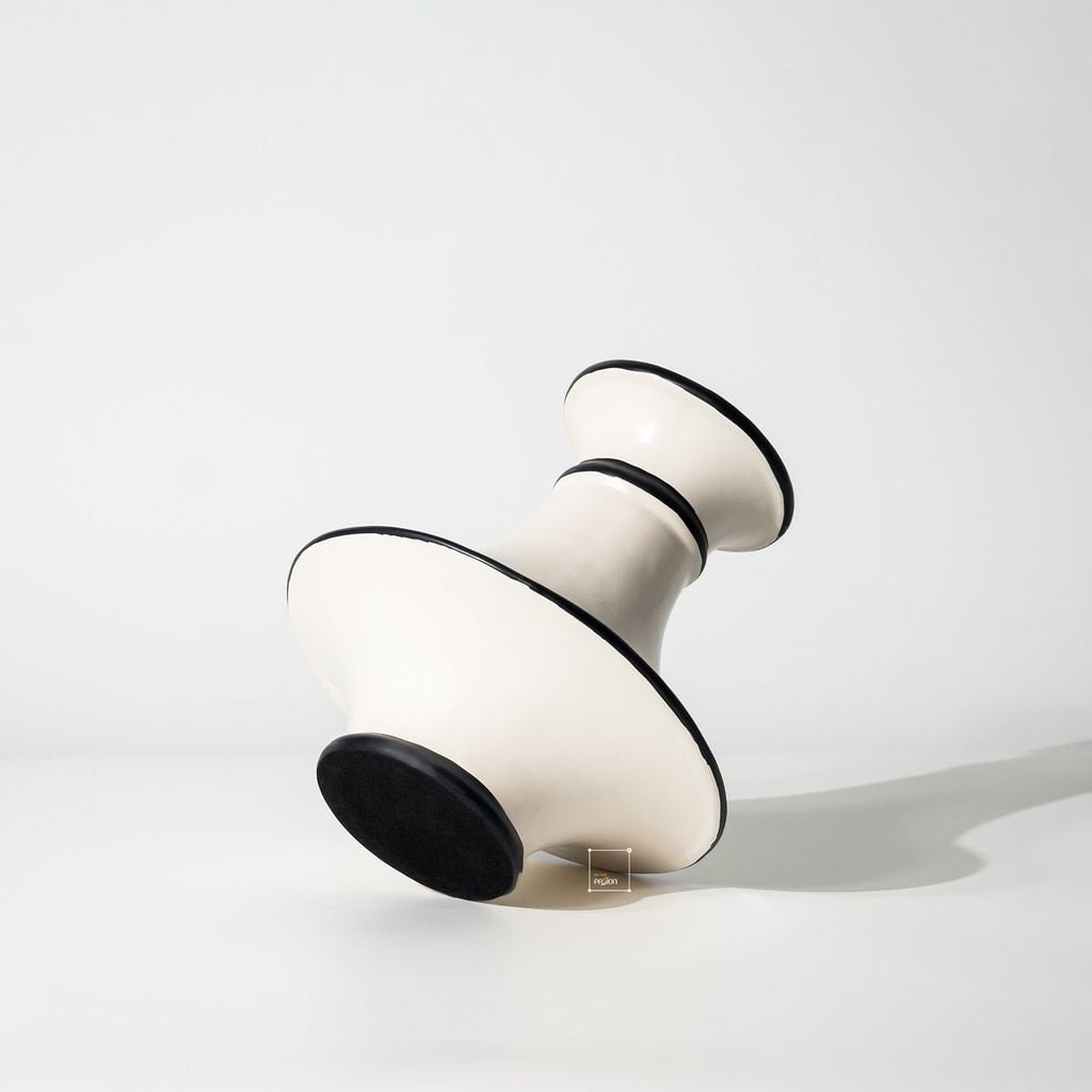 Bình Hoa Gốm Kiểu Pháp Phối Vòng Đen Sang Trọng