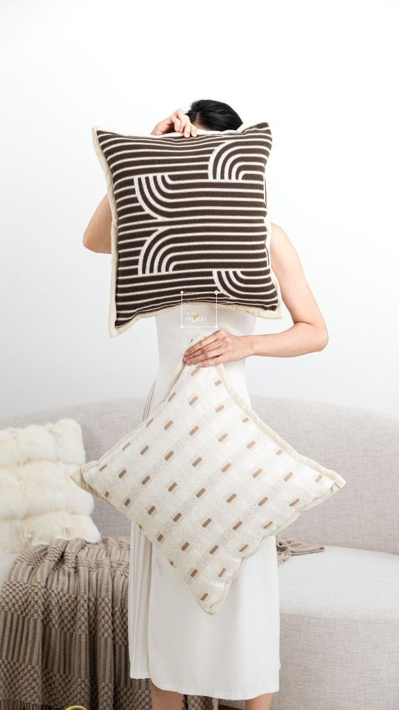 Vỏ Gối Tựa Lưng Nâu Be Hình Học Sang Trọng