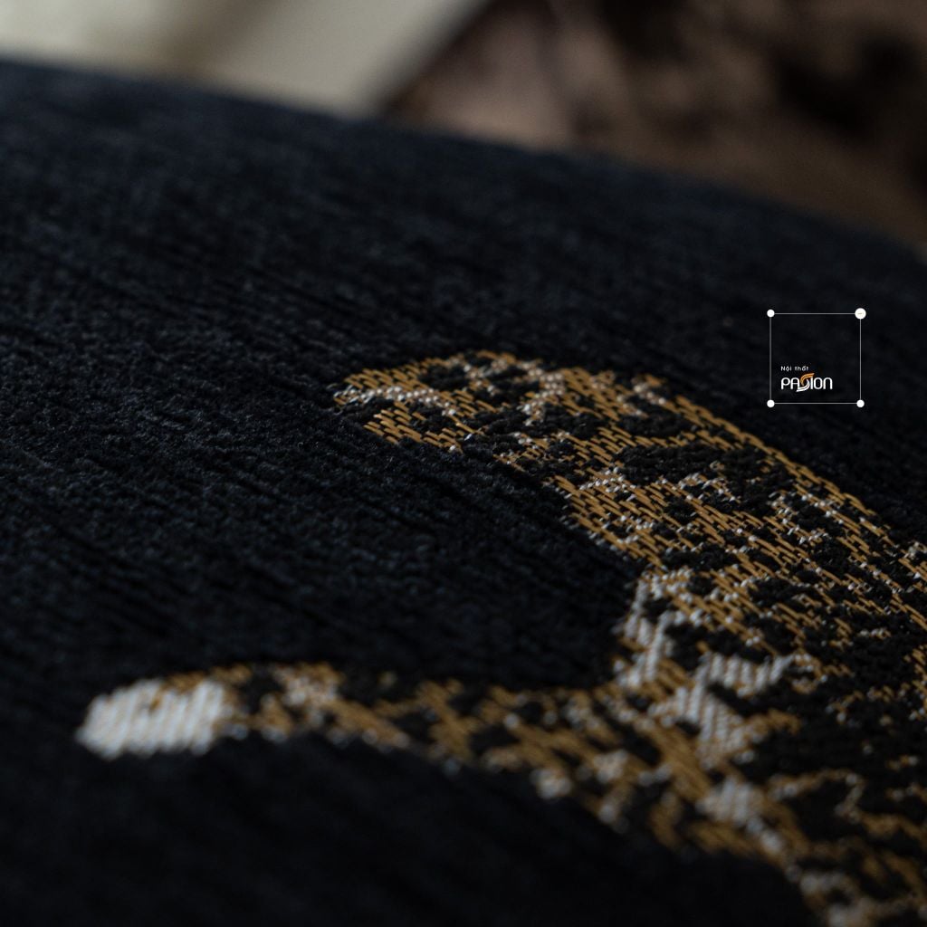 Vỏ Gối Tựa Lưng Nhung Đen Bạc Ánh Kim Vân Hổ