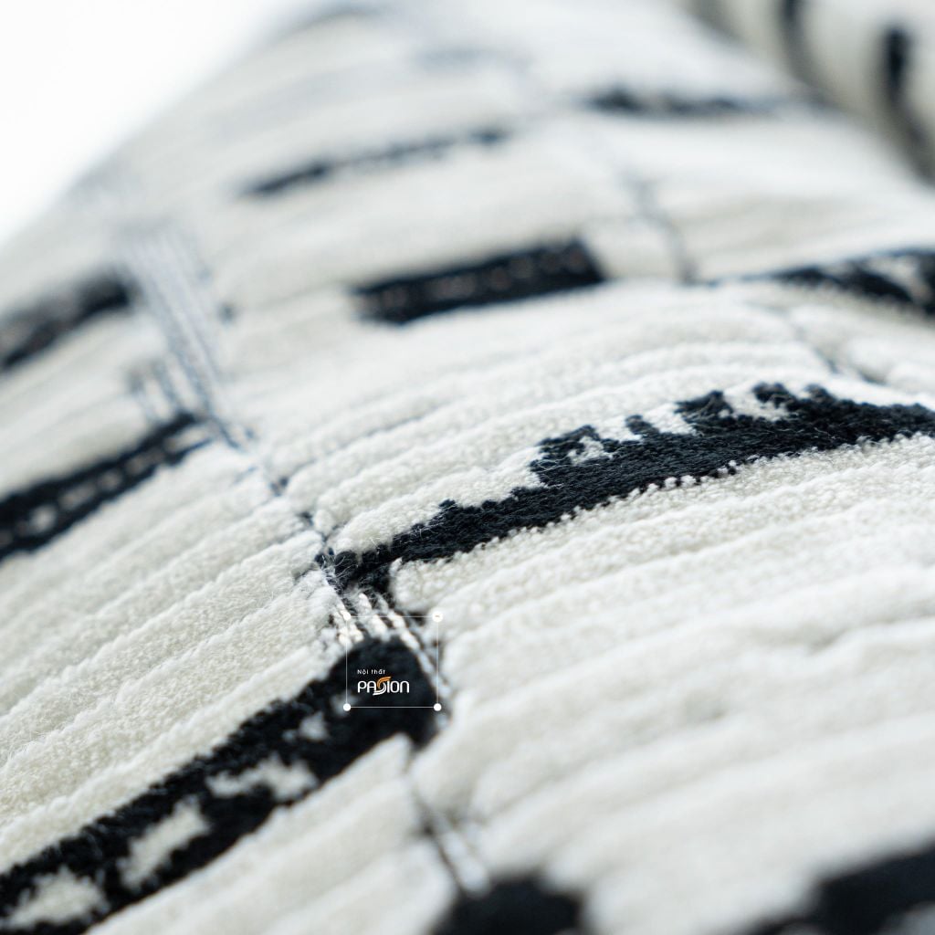 Vỏ Gối Tựa Lưng Nhung Đen Bạc Ánh Kim Vân Hổ