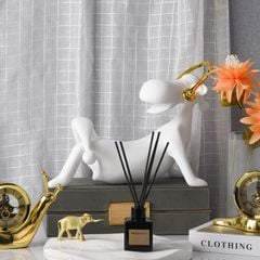 Tượng Decor Hình Bò Nằm Đeo Tai Nghe Hiện Đại