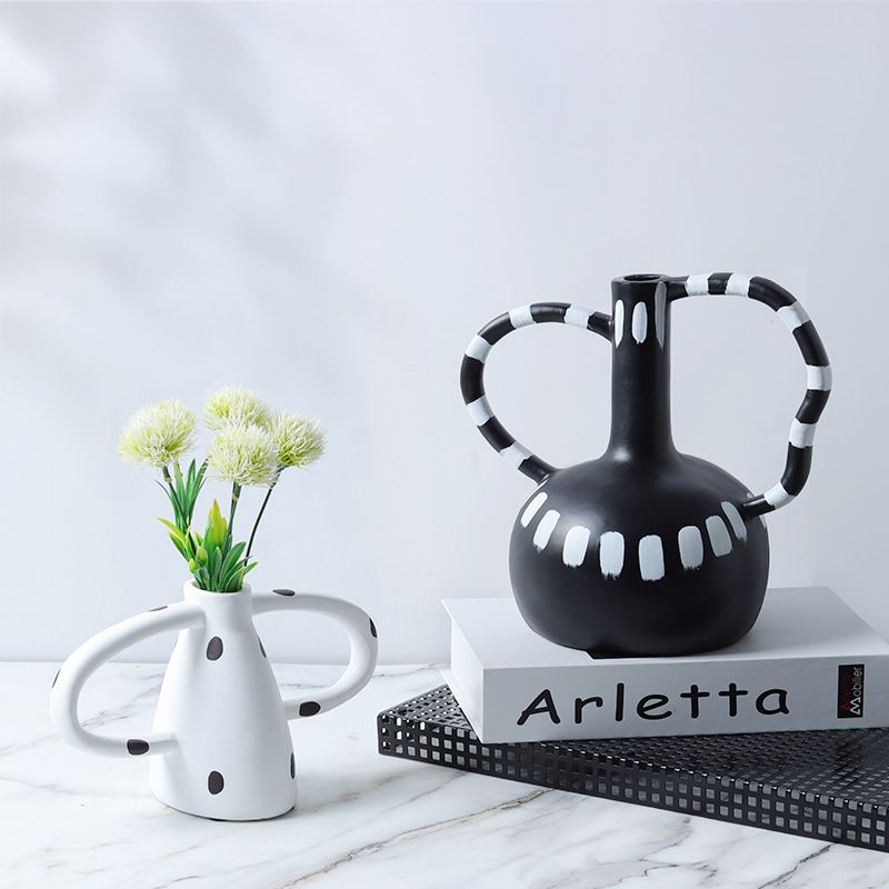 Bình Hoa Gốm Chấm Bi Đen Trắng Có Quai Cầm Bắc Âu