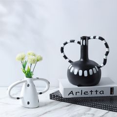 Bình Hoa Gốm Chấm Bi Đen Trắng Có Quai Cầm Bắc Âu