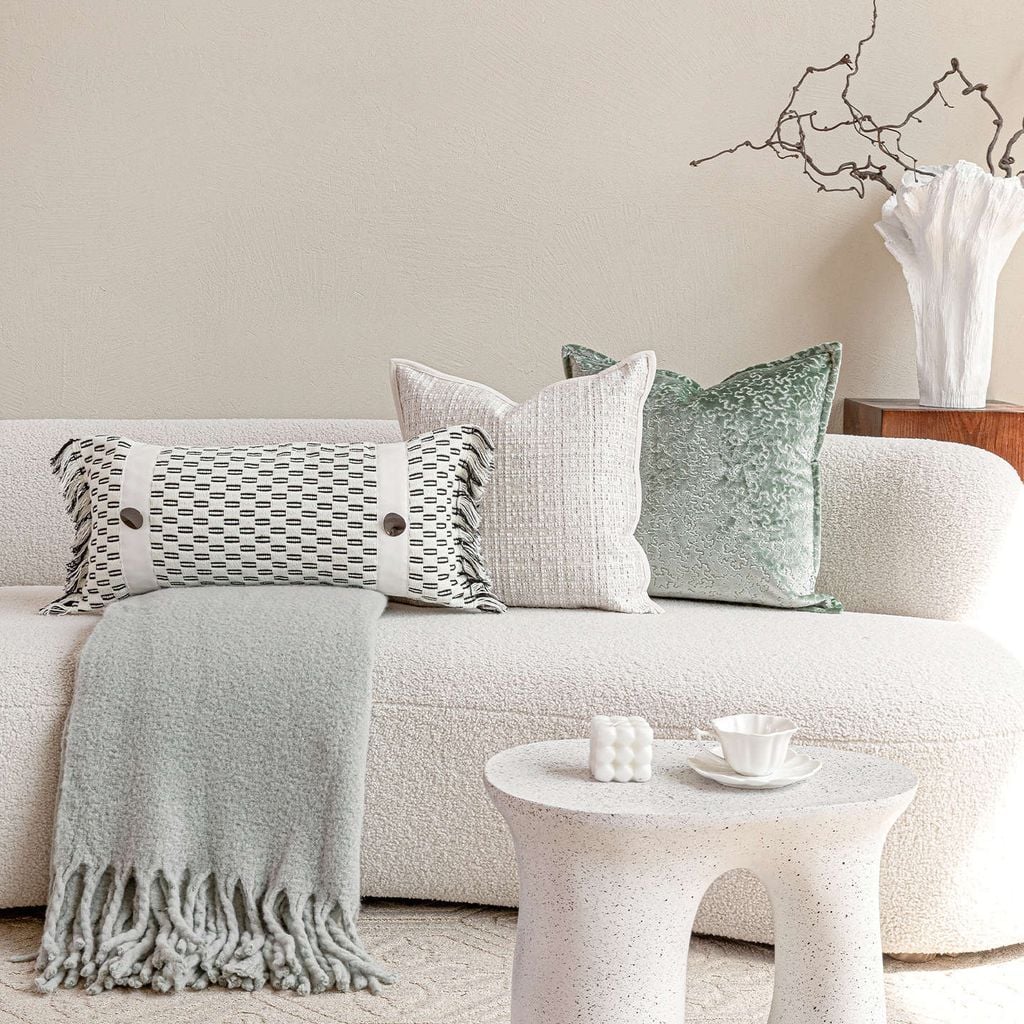 Gối vuông kiểu Chanel màu be trang trí sofa phòng khách
