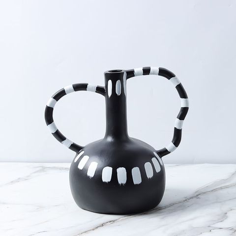 Bình Hoa Gốm Chấm Bi Đen Trắng Có Quai Cầm Bắc Âu