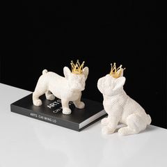 Tượng Decor Chó Đấu Bò Đội Vương Miện Sang Trọng Màu Be