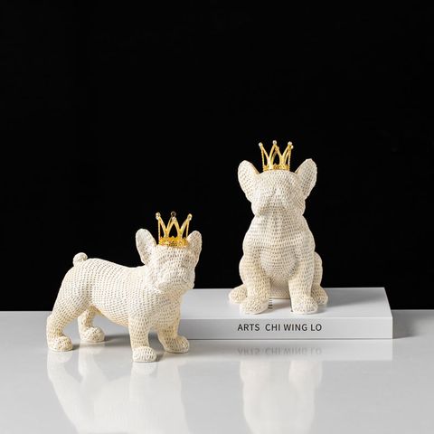 Tượng Decor Chó Đấu Bò Đội Vương Miện Sang Trọng Màu Be