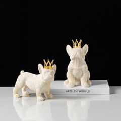 Tượng Decor Chó Đấu Bò Đội Vương Miện Sang Trọng Màu Be