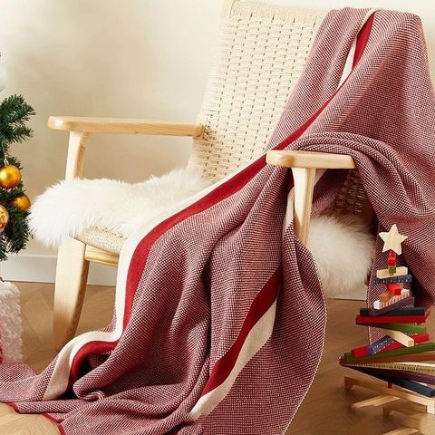 Chăn Len Dệt Kim 2 Mặt Tông Đỏ Sang Trọng