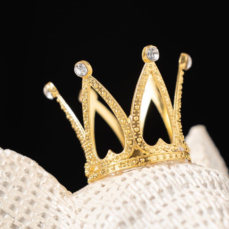 Tượng Decor Chó Đấu Bò Đội Vương Miện Sang Trọng Màu Be