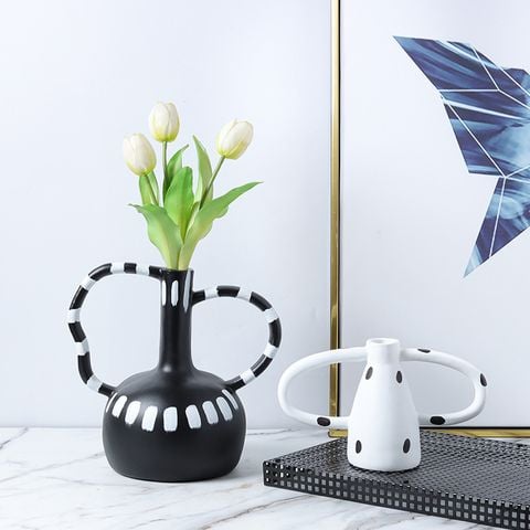 Bình Hoa Gốm Chấm Bi Đen Trắng Có Quai Cầm Bắc Âu
