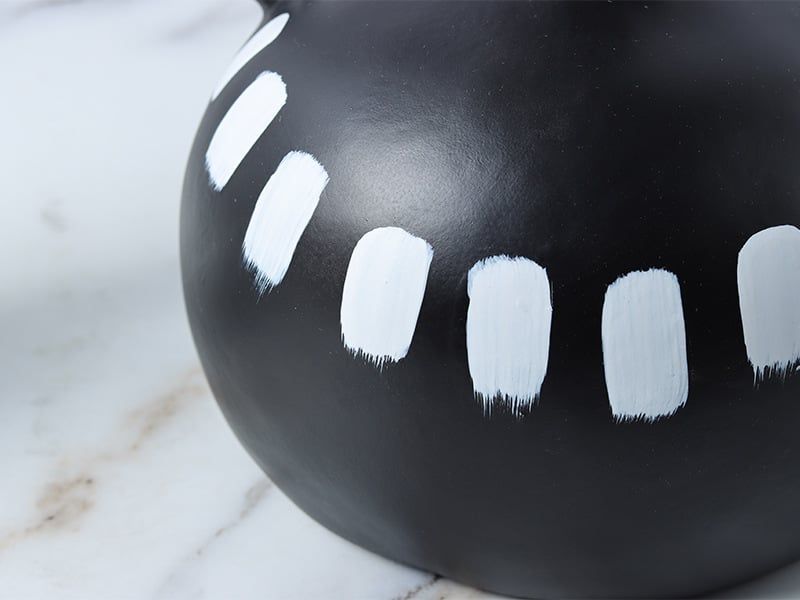 Bình Hoa Gốm Chấm Bi Đen Trắng Có Quai Cầm Bắc Âu