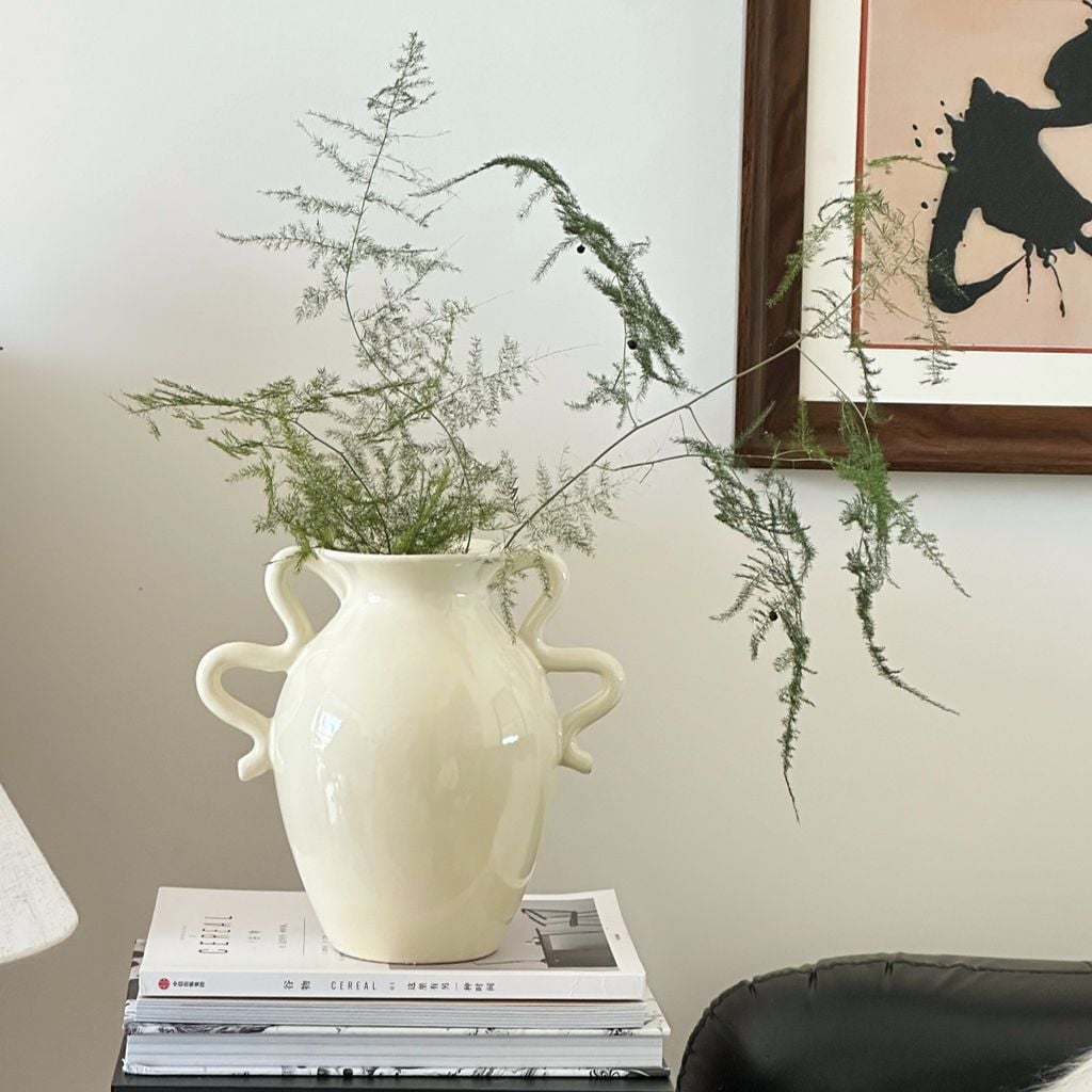 Bình Gốm Minimalist Tay Xoắn Bắc Âu