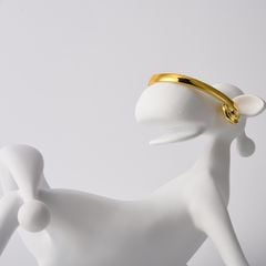 Tượng Decor Hình Bò Nằm Đeo Tai Nghe Hiện Đại