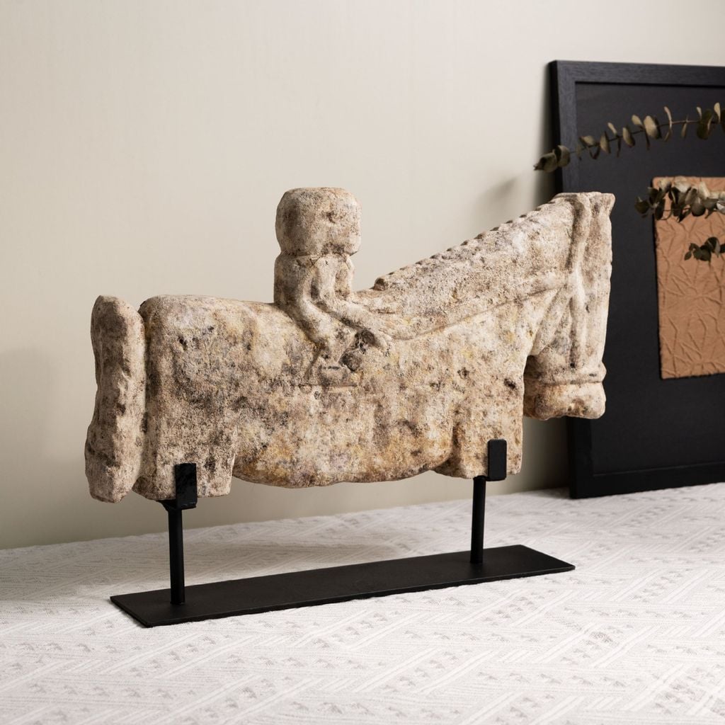 Tượng Decor Cưỡi Ngựa Nghệ Thuật Cổ Điển Giả Đá Đế Kim Loại