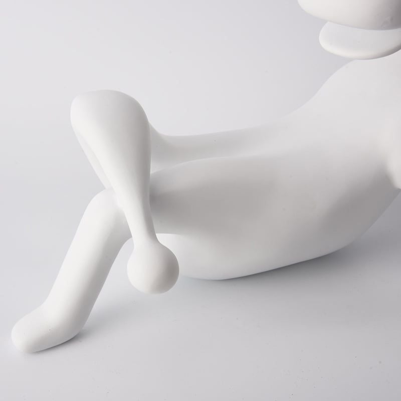 Tượng Decor Hình Bò Nằm Đeo Tai Nghe Hiện Đại