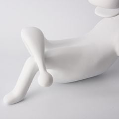 Tượng Decor Hình Bò Nằm Đeo Tai Nghe Hiện Đại