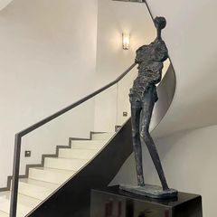 Tượng Điêu Khắc Người Phụ Nữ Trong Gió