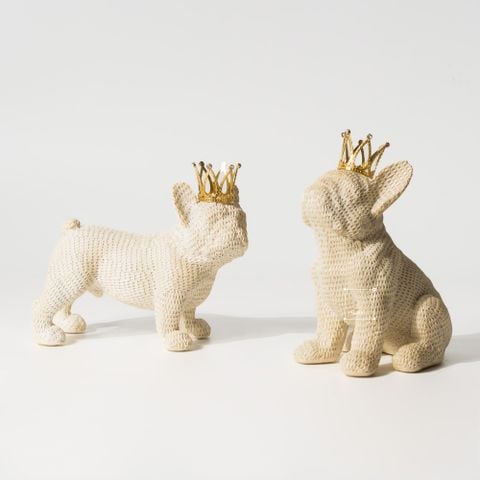 Tượng Decor Chó Đấu Bò Đội Vương Miện Sang Trọng Màu Be