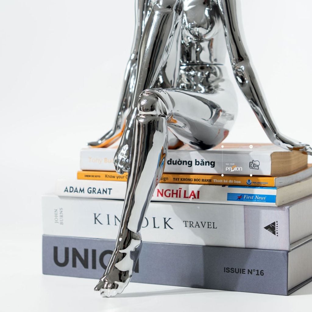 Tượng Ngồi Trang Trí Nữ Thần Sorayama