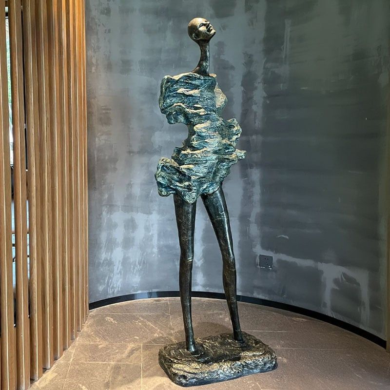 Tượng Điêu Khắc Người Phụ Nữ Trong Gió