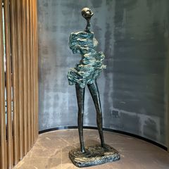 Tượng Điêu Khắc Người Phụ Nữ Trong Gió