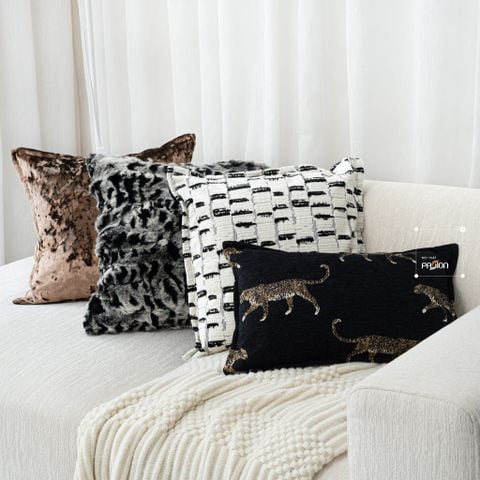 Vỏ Gối Tựa Lưng Nhung Đen Bạc Ánh Kim Vân Hổ