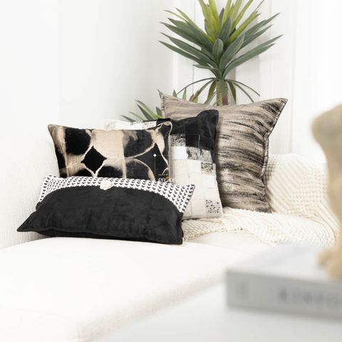 Vỏ Gối Tựa Lưng Lông Ngựa Luxury Phối Đen Trắng