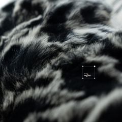 Vỏ Gối Tựa Lưng Nhung Đen Bạc Ánh Kim Vân Hổ