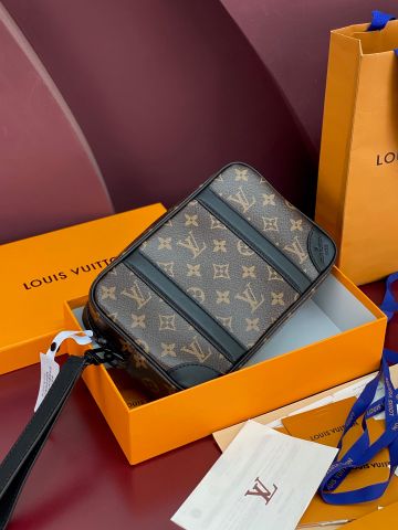 TÚI CẦM TAY NAM NỮ L V POCHETTE KASAI MONOGRAM BIỂU TƯỢNG