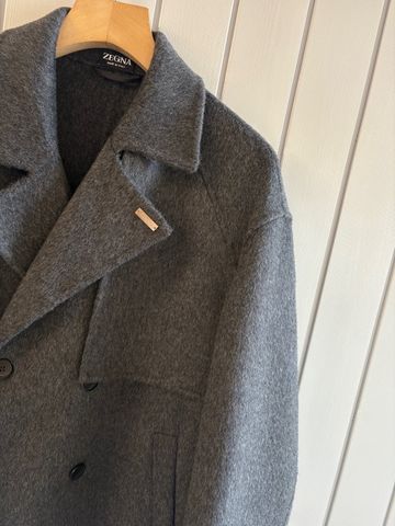 ÁO KHOÁC DẠ UNISEX VÂN HERRINGBONE DÁNG NGẮN LẬP THỂ, CỔ DỰNG LINH HOẠT