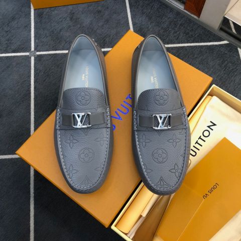 GIÀY MOCCASIN NAM LV* DA BÊ VÂN MONOGRAM, KHÓA LOGO KIM LOẠI VÀNG