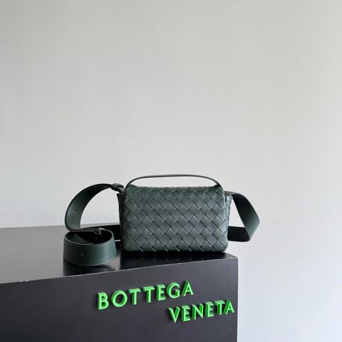TÚI ĐEO CHÉO NAM NỮ B V INTRECCIATO MINI BAG WITH FLAP DA BÊ