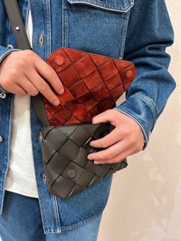 TÚI ĐEO CHÉO NAM NỮ B V DIAGO INTRECCIO – PHOM FLAP MESSENGER DA BÊ