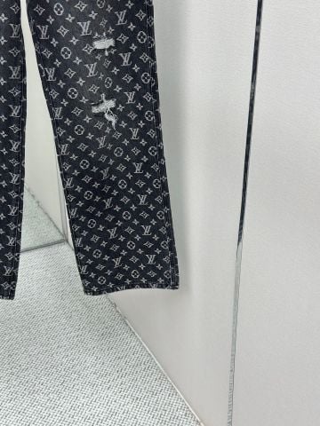 QUẦN JEANS NAM L V DÁNG BAGGY RỘNG MONOGRAM JACQUARD TOÀN THÂN
