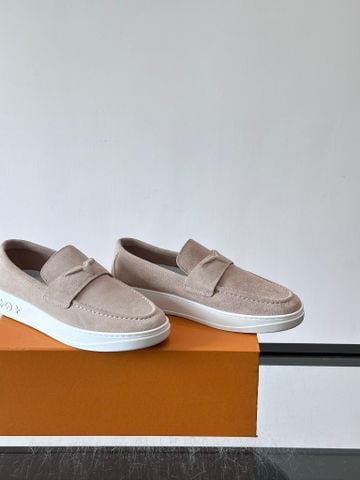 GIÀY SLIP-ON NAM L V DA LỘN NHUNG MỊN, QUAI GẤP CHỮ V VÀ ĐẾ DÀY HIỆN ĐẠI