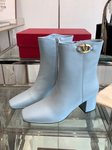 BOOT NỮ VALEN V-BUCKLE MŨI VUÔNG – DA LỘN XANH BĂNG, GÓT 6CM