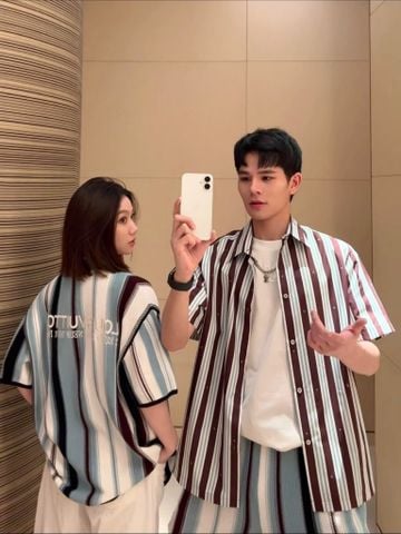 ÁO SƠ MI NAM L V KẺ SỌC 25SS PHOM ĐỨNG SANG – CHI TIẾT SIGNATURE